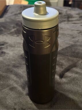 Under Armour 32oz Squeeze Water Bottle